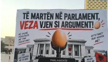 Pankarta pikante: Të martën në Parlament, veza vjen si argument!