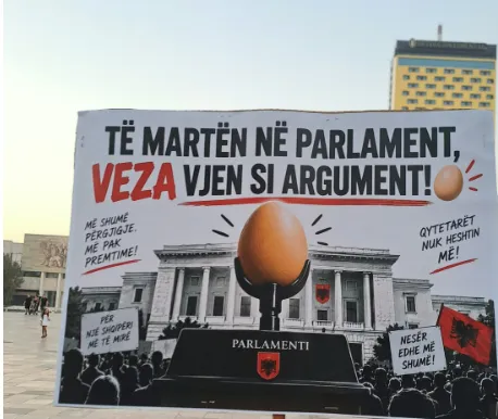 Pankarta pikante: Të martën në Parlament, veza vjen si argument!