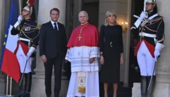 Papa Leone XIV mbërrin në Francë, pritet nga Macron dhe bashkëshortja e tij në Pallatin Élysée