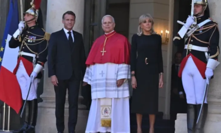 Papa Leone XIV mbërrin në Francë, pritet nga Macron dhe bashkëshortja e tij në Pallatin Élysée