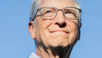 Paralajmërimi i Bill Gates për Nju-Jork Tajms: IA-i përbën një kërcënim serioz për tregun e punës dhe për përditshmërinë e njerëzve