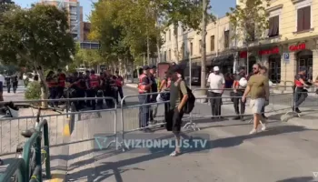 Parlamenti hap sesionin e ri, qytetarët protestojnë para godinës! Policia blindon zonën
