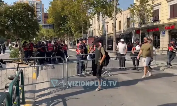 Parlamenti hap sesionin e ri, qytetarët protestojnë para godinës! Policia blindon zonën