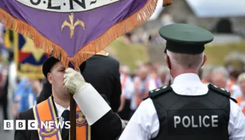 Pas 30 vitesh, parada e Urdhrit Portokalli në Irlandën e Veriut merr dritën jeshile