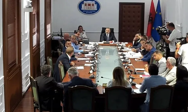 Pas 6 orë debatesh, Komisioni i Ligjeve çon në Kuvend projektligjin e pagave të magjistratëve! Argumentet e institucioneve të Drejtësisë s’e bindën dot mazhorancën