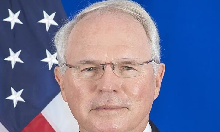 Pas dënimit në Hagë, Christopher Hill del në mbrojtje të Thaçit: Nuk besoj se është përfshirë në krime