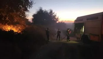 Pas disa orësh lufte me flakët nga toka dhe ajri, neutralizohet zjarri masiv pranë Parkut Arkeologjik të Apolonisë!
