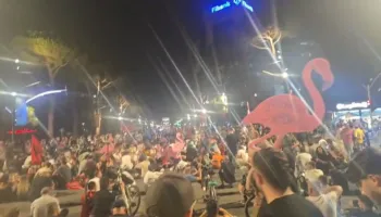 Pas kaosit tek Kuvendi, protestuesit bllokojnë Bulevardin: Nuk shitet Shqipëria