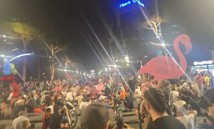 Pas kaosit tek Kuvendi, protestuesit bllokojnë Bulevardin: Nuk shitet Shqipëria