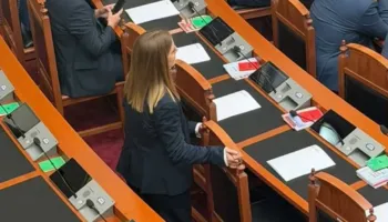 Pas largimit nga grupi i PS, Marjana Koçeku bën lëvizjen e radhës, ulet në karriget e deputetëve të pavarur në Kuvend
