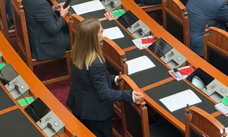 Pas largimit nga grupi i PS, Marjana Koçeku bën lëvizjen e radhës, ulet në karriget e deputetëve të pavarur në Kuvend