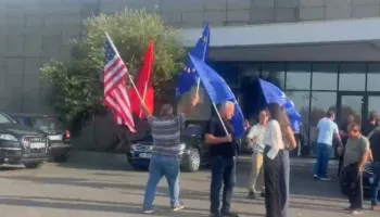 Pas një jave në SHBA, Berisha rikthehet në Tiranë, pritet nga simpatizantët