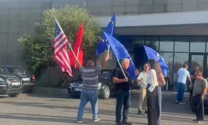 Pas një jave në SHBA, Berisha rikthehet në Tiranë, pritet nga simpatizantët