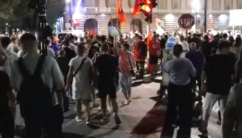 Pas përplasjeve me policinë, protestuesit largohen nga Kryeministria, nisin marshimin