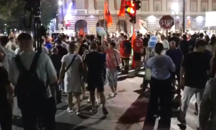 Pas përplasjeve me policinë, protestuesit largohen nga Kryeministria, nisin marshimin