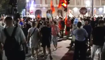 Pas përplasjeve para Kryeministrisë/ Protestuesit tërhiqen nga godina, vijojnë marshimin në kryeqytet