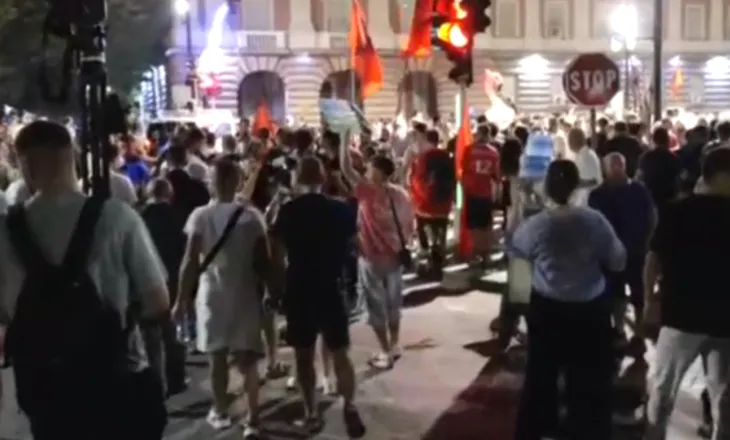 Pas përplasjeve para Kryeministrisë/ Protestuesit tërhiqen nga godina, vijojnë marshimin në kryeqytet