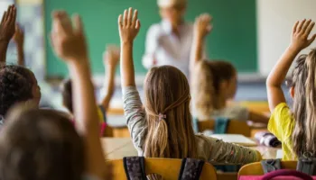 “Pas Shkolle” përçan nxënësit në dy turne? Ata që nuk marrin pjesë, mësojnë pasdite! Prindërit kërkojnë anulimin e vendimit