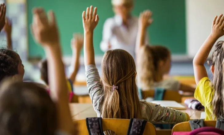 “Pas Shkolle” përçan nxënësit në dy turne? Ata që nuk marrin pjesë, mësojnë pasdite! Prindërit kërkojnë anulimin e vendimit