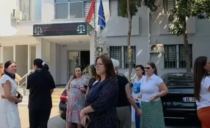 Pas Tiranës, edhe gjykatat në Fier, Lushnjë dhe Vlorë bojkotojnë shërbimet dhe seancat gjyqësore