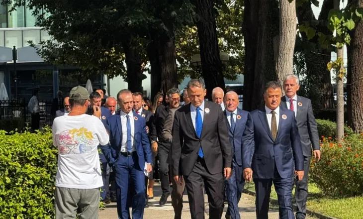 Pas vendimit të Hagës, deputetët demokratë shfaqen me simbole të UÇK-së në Kuvend