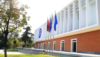 PD akuza qeverisë: I shpalli “luftë” drejtësisë, u bllokon pagat gjyqtarëve dhe prokurorëve