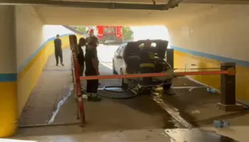 Përfshihet nga flakët automjeti në një parkim nëntokësor në Fier, banorët në panik