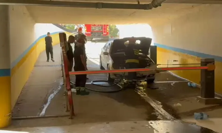 Përfshihet nga flakët automjeti në një parkim nëntokësor në Fier, banorët në panik