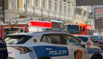 Përfshihet nga flakët hoteli në qendër të Shkodrës
