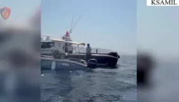 Përfshihet nga flakët mjeti lundrues në Ksamil, policia shpëton katër turistët gjermanë