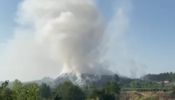 Përfshihet nga flakët vendgrumbullimi i mbetjeve në Fushë-Krujë/ Reja e tymit shkon drejt Kamzës e Mamurrasit, dyshohet për zjarrvënie të qëllimshme