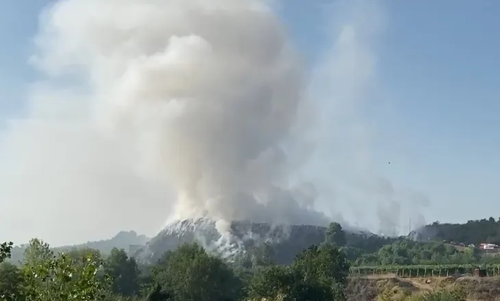Përfshihet nga flakët vendgrumbullimi i mbetjeve në Fushë-Krujë/ Reja e tymit shkon drejt Kamzës e Mamurrasit, dyshohet për zjarrvënie të qëllimshme