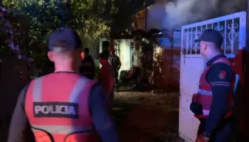 Përfshihet nga zjarri banesa në Fermë-Çlirim, humb jetën 70-vjeçari