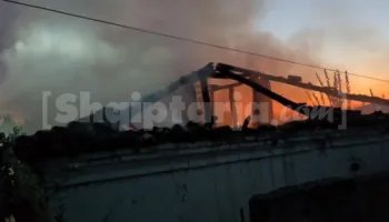 Përfshihet nga zjarri një shtëpi në Levan të Fierit, flakët e shkrumbojnë totalisht