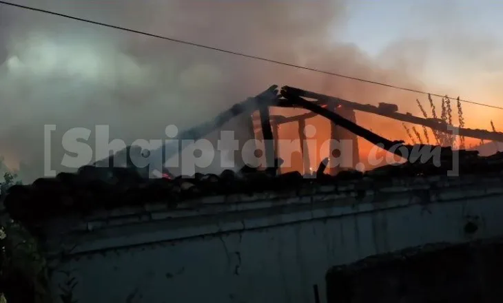 Përfshihet nga zjarri një shtëpi në Levan të Fierit, flakët e shkrumbojnë totalisht