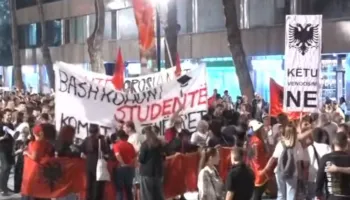 Përfundojnë fjalimet te Kryeministria, protestuesit nisin marshimin në rrugët e Tiranës: Arrestoni Ramën!