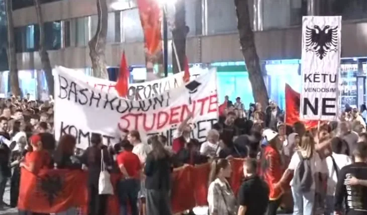 Përfundojnë fjalimet te Kryeministria, protestuesit nisin marshimin në rrugët e Tiranës: Arrestoni Ramën!