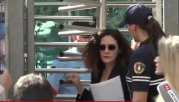Përfundon masa e sigurisë ndaj Vlora Hysenit, lihet në fuqi arresti shtëpiak dhe pezullimi! Ish-kreu i SHISH del nga GJKKO, nuk prononcohet për mediat!
