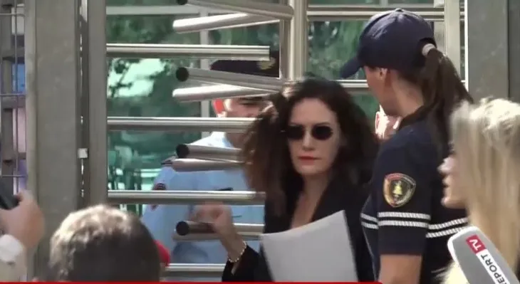 Përfundon masa e sigurisë ndaj Vlora Hysenit, lihet në fuqi arresti shtëpiak dhe pezullimi! Ish-kreu i SHISH del nga GJKKO, nuk prononcohet për mediat!