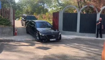 Përfundon mbledhja e Ramës me ministrat dhe drejtuesit politikë, kryeministri largohet nga “Vila e Kuqe”