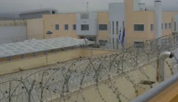 Përleshje e dhunshme mes të burgosurve në Greqi, plagosen gjashtë persona te burgu i Domokosit