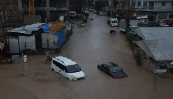 Përmbytje katastrofike në Turqi, shirat e rrëmbyeshëm sjellin kaos në disa qytete, zona të tëra nën ujë!