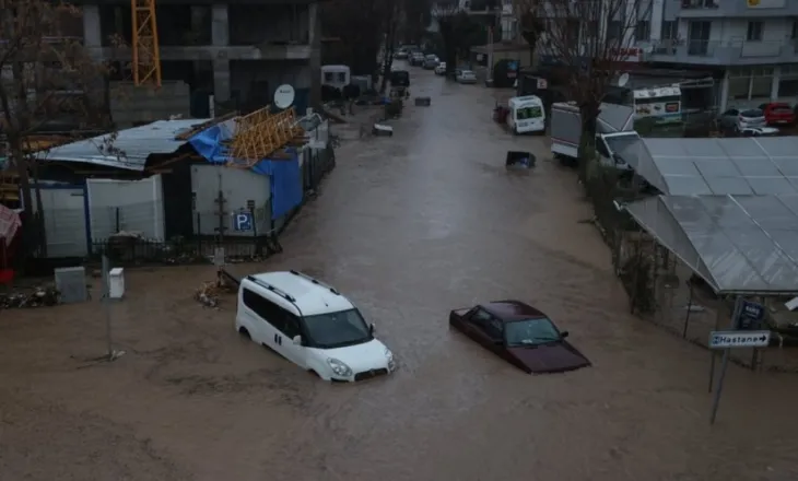 Përmbytje katastrofike në Turqi, shirat e rrëmbyeshëm sjellin kaos në disa qytete, zona të tëra nën ujë!