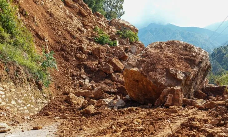 Përmbytjet dhe rrëshqitjet e dheut në Nepal, rritet në 34 numri i viktimave