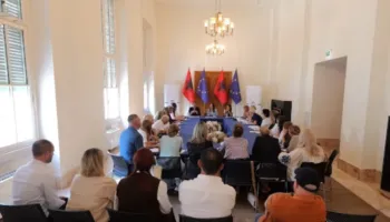 “Përmirësim i shërbimeve”- Ministrja Spahiu mbledh drejtuesit e 28 institucioneve të përkujdesit social: Fokusi te grupet në nevojë