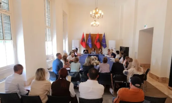 “Përmirësim i shërbimeve”- Ministrja Spahiu mbledh drejtuesit e 28 institucioneve të përkujdesit social: Fokusi te grupet në nevojë