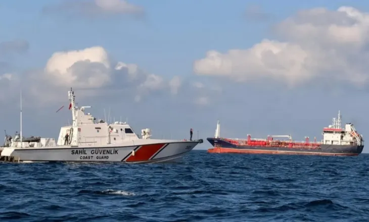 Përplasen dy anije në Detin Marmara, fundoset njëra prej tyre: 10 anëtarë të ekuipazhit rezultojnë të zhdukur