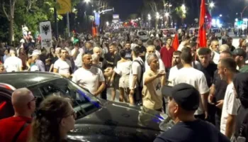 Përplasja e protestuesve me emigrantin nga Diaspora, reagon Balla: Çfarë kusuri ka qytetari që t’i zënë rrugën sorrat