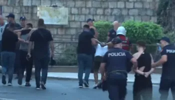 Përplasje mes protestuesve dhe Policisë, shoqërohen disa qytetarë, kërkohet lirimi i rrugës