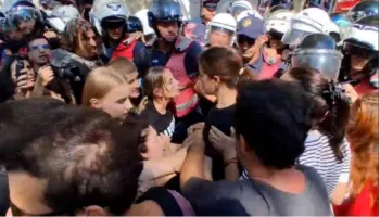 Përplasje në protestë, qytetarët bllokojnë rrugët. Disa të shoqëruar
